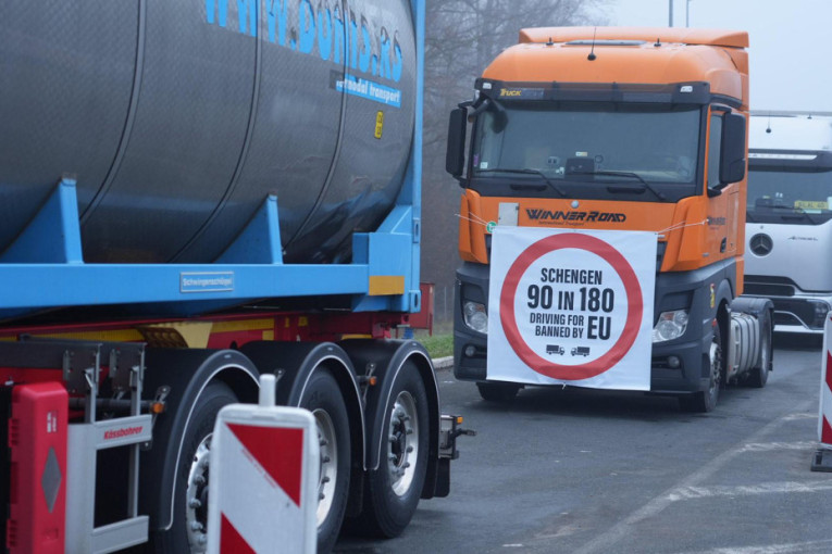Treći dan blokade: Prevoznici ne puštaju teretni saobraćaj na prelazima sa zemljama Šengena