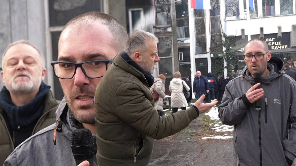 Verbalno nasilje ispred Opštine Kula- Incidenti i ometanje rada novinara uoči sednice