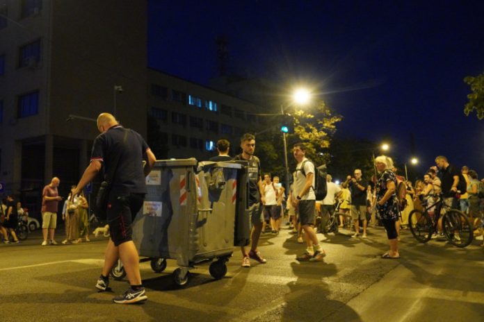 PADANJE MASKI U KULI: Da li će beogradski blokaderi ponovo disciplinovati vojvođanske autonomaše zbog šurovanja sa DS-om?