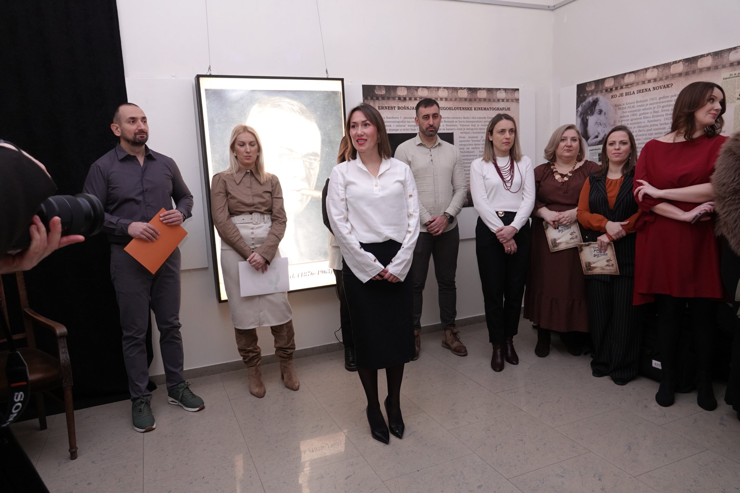 Otvorena izložba „Tamo gde mastilo postaje svetlost“