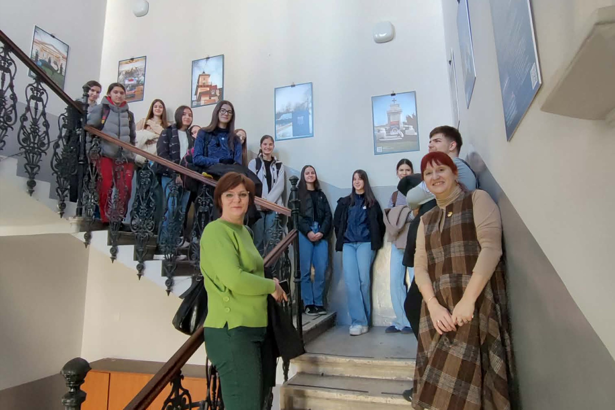 Gimnazijalci u biblioteci