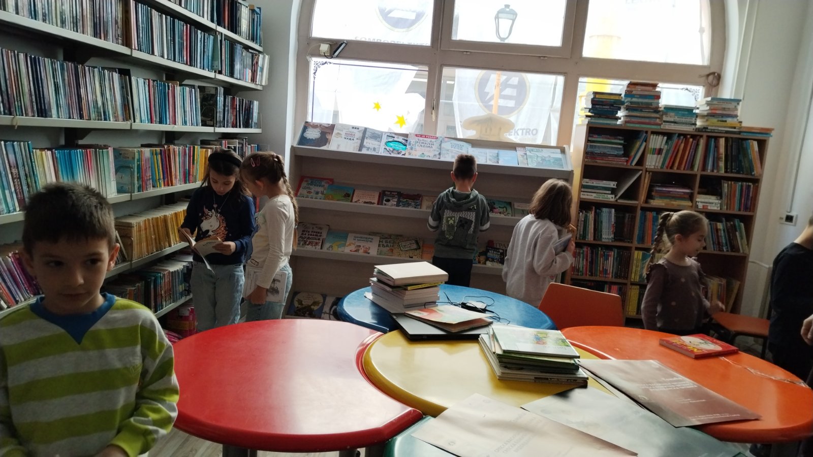 PRVACI „DOSITEJA“ U POSETI GRADSKOJ BIBLIOTECI „KARLO BIJELICKI“