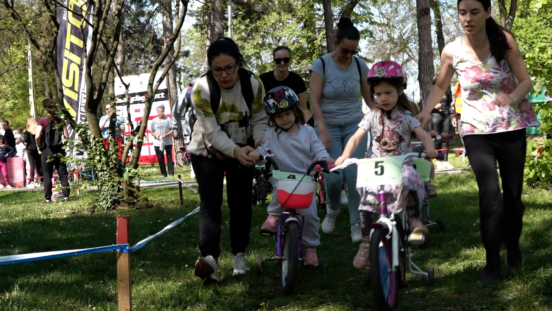 DEČIJA BICIKLISTIČKA TRKA U SOMBORU OKUPILA MALIŠANE