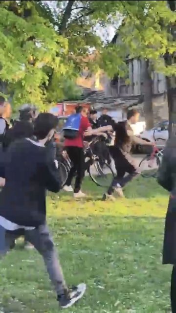 Odžaci: Na neprijavljenom skupu blokaderi napali i vređali građanina oborili ga na zemlju i naneli teže telesne povrede