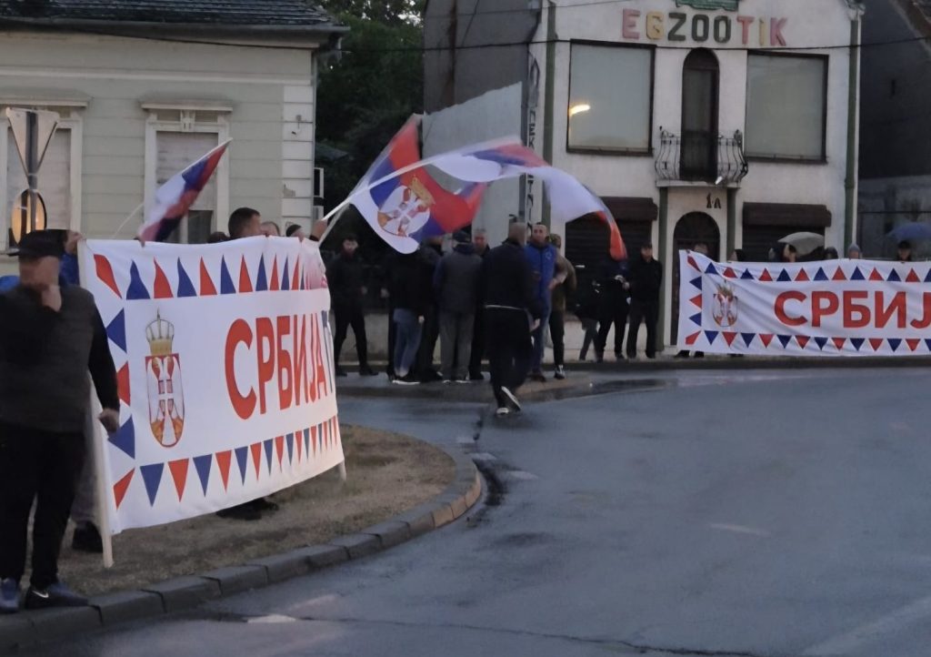 Nakon osam dana vređanja, dobacivanja i prostačkog ponašanja, blokaderi su konačno shvatili da nemaju šta da traže na ulicama Zrenjanina. Naime, iako se blokaderi već više od godinu dana sakrivaju iza reči „studenti“, ove populacije je bilo najmanje među blokaderima. Građani Zrenjanina su ovih osam dana imali prilike da vide sve one članove bivšeg režima za koje su smatrali da su odavno u političkoj penziji, a uz to su bili potpomognuti dežurnim klovnovima iz PUF-a. Plan i pokušaji da se isprovociraju pristalice Srpske napredne stranke nije pošao za rukom, te su Naprednjaci i ovaj put pokazali snagu, volju i istrajnost i ispratili su kao i svaki put do sada blokadere, tamo gde im je i mesto. U nastavku možete da pogledate atmosferu sa ulica Zrenjanina: