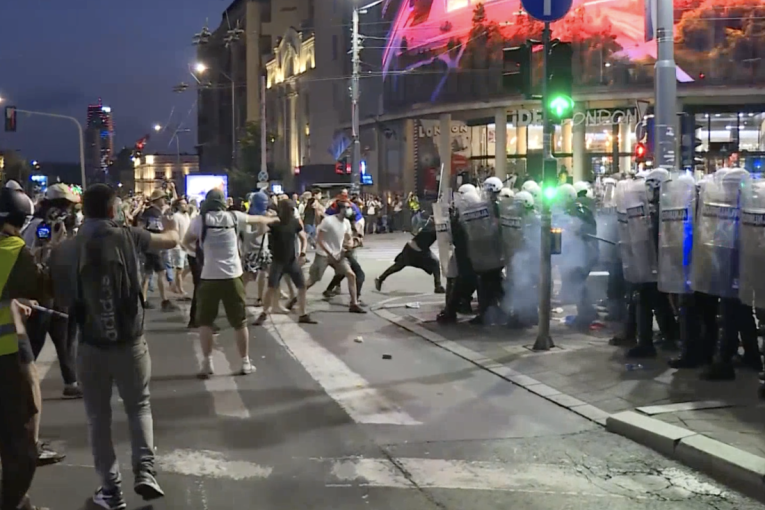 Ratne scene u centru Beograda: Blokaderske falange bakljama i flašama krenule na policiju, grad u dimu i haosu (VIDEO)