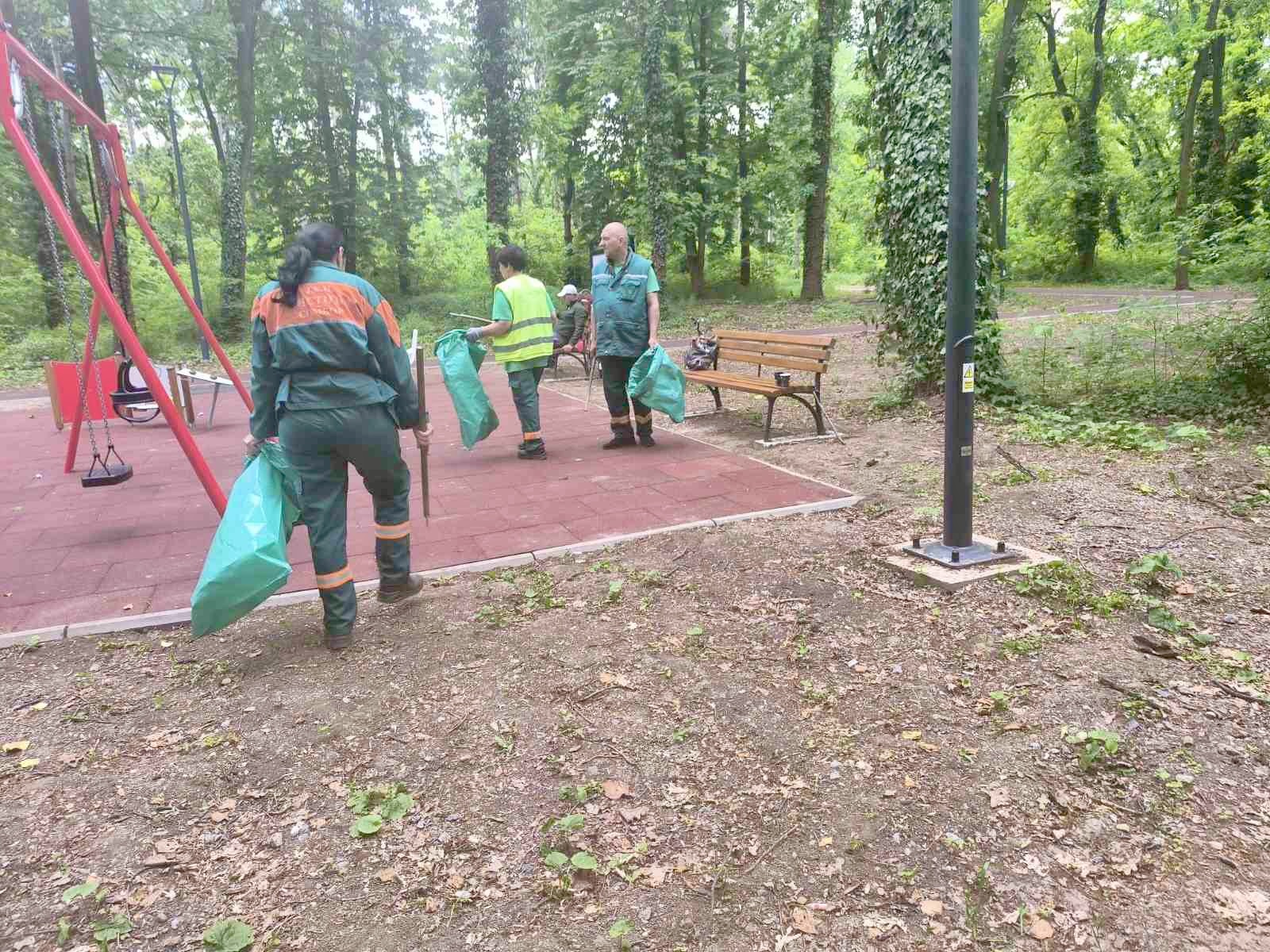 (FOTO) Na više lokacija u Somboru JKP "Čistoća" nastavila svoje redovne aktivnosti