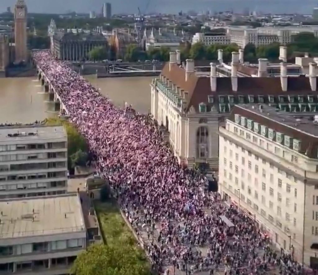 (VIDEO) Britanci na izdisaju! Skup „UJEDINIMO KRALJEVSTVO“ poziva da se Velika Britanija odupre MIGRANTIMA i vrati tradicionalnim vrednostima!