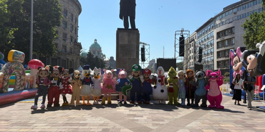 Trg Nikole Pašića prepun mališana! Mađioničari, maskote i dvorci otvorili veliki dan