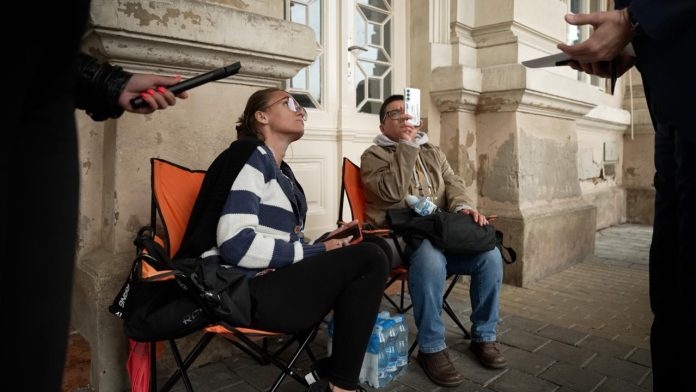 (FOTO) POLITIČKA ZLOUPOTREBA DECE: Štrajkuju glađu, odbile dogovor, pa divljački nasrnule na medije i predsednika opštine Bečej!