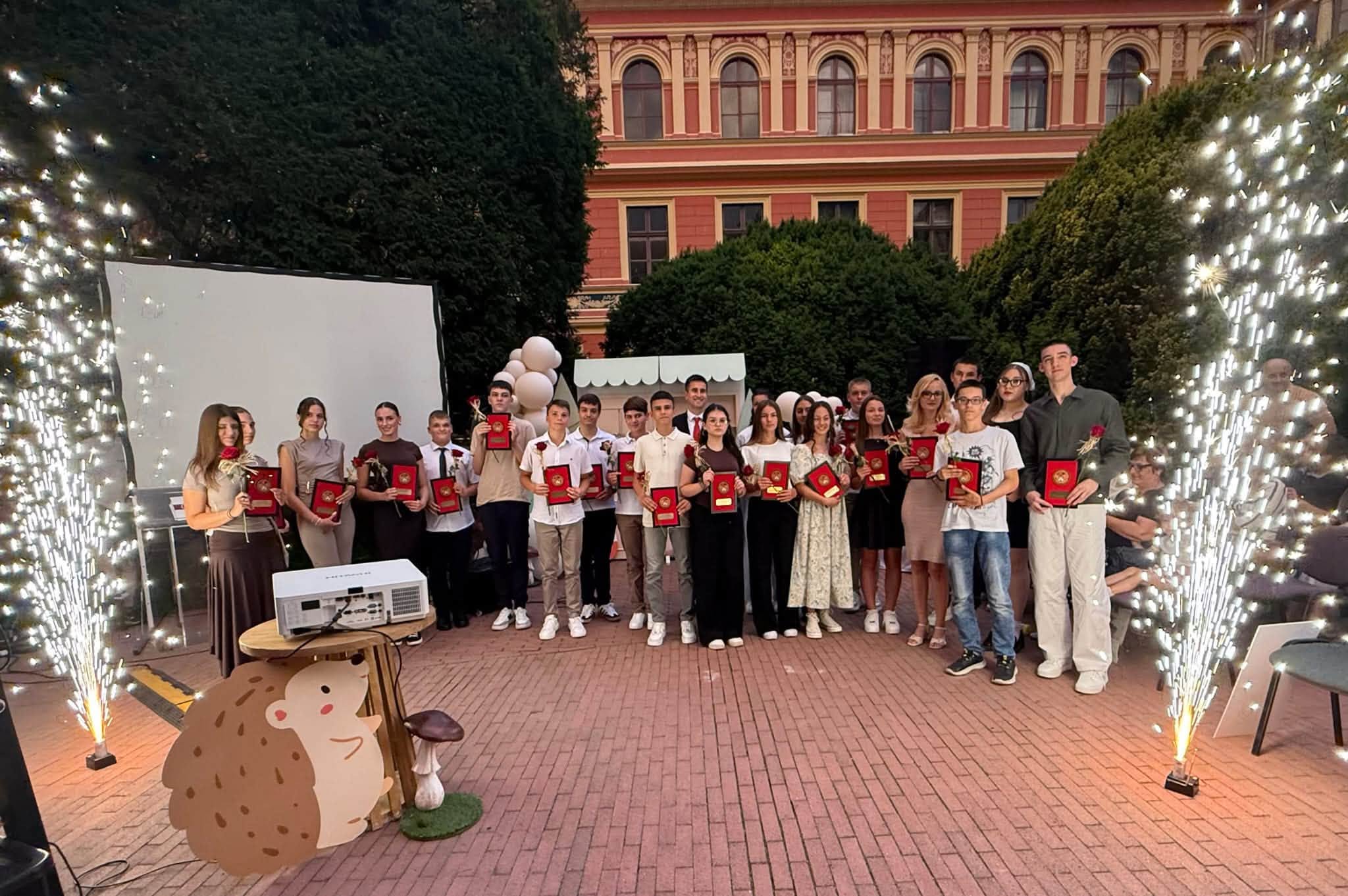 (VIDEO+FOTO) GRAD SOMBOR NAGRADIO 25 ĐAKA GENERACIJE OSNOVNIH I SREDNJIH ŠKOLA