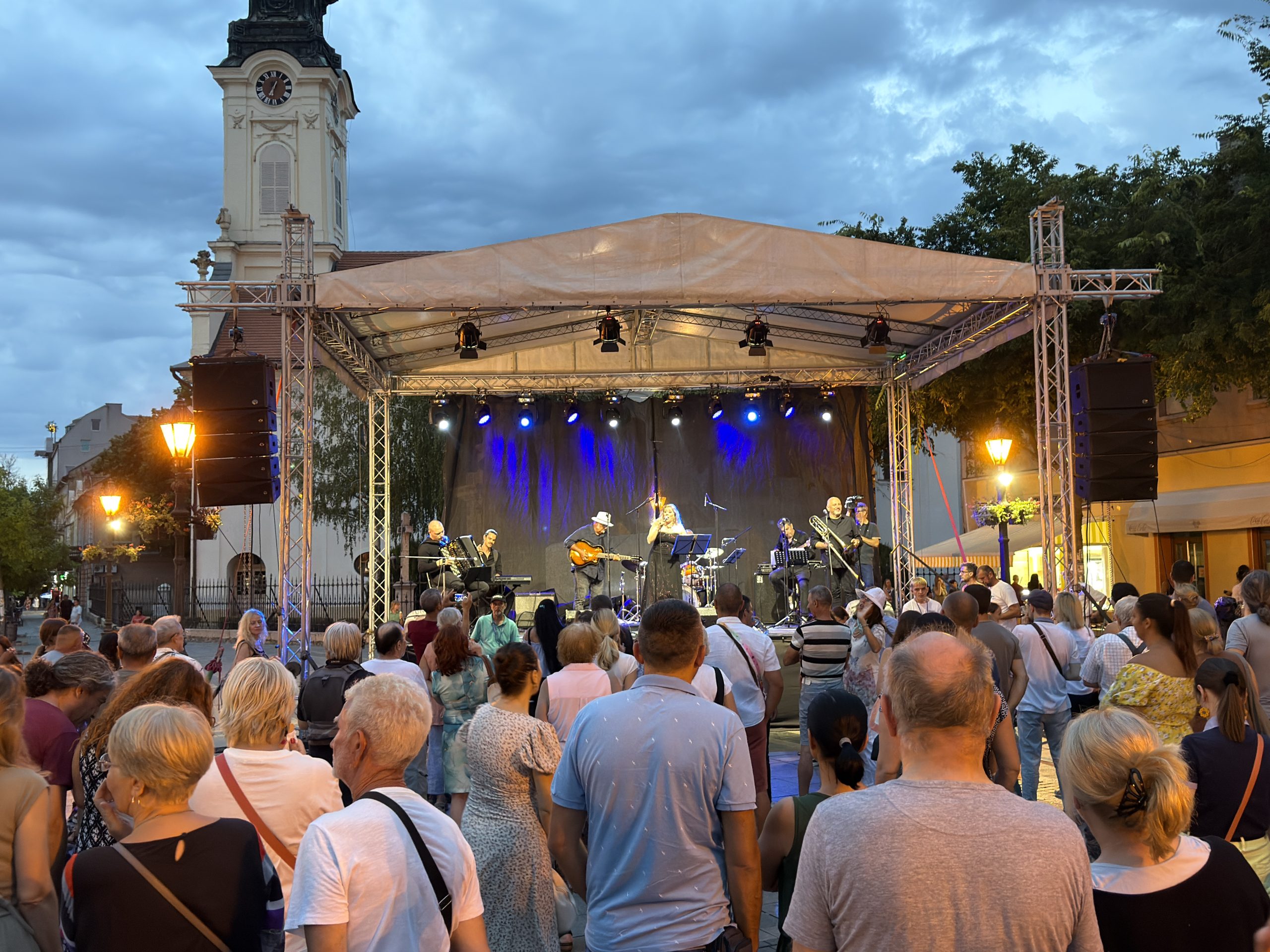 (FOTO) Veče uličnih svirača okupilo hiljade u Somboru