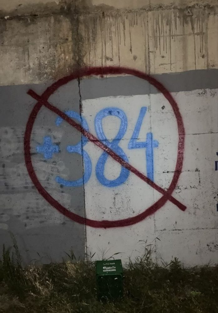(FOTO) Širom Novog Sada osvanuli grafiti: STOP +384! STOP SEPARATIZMU!