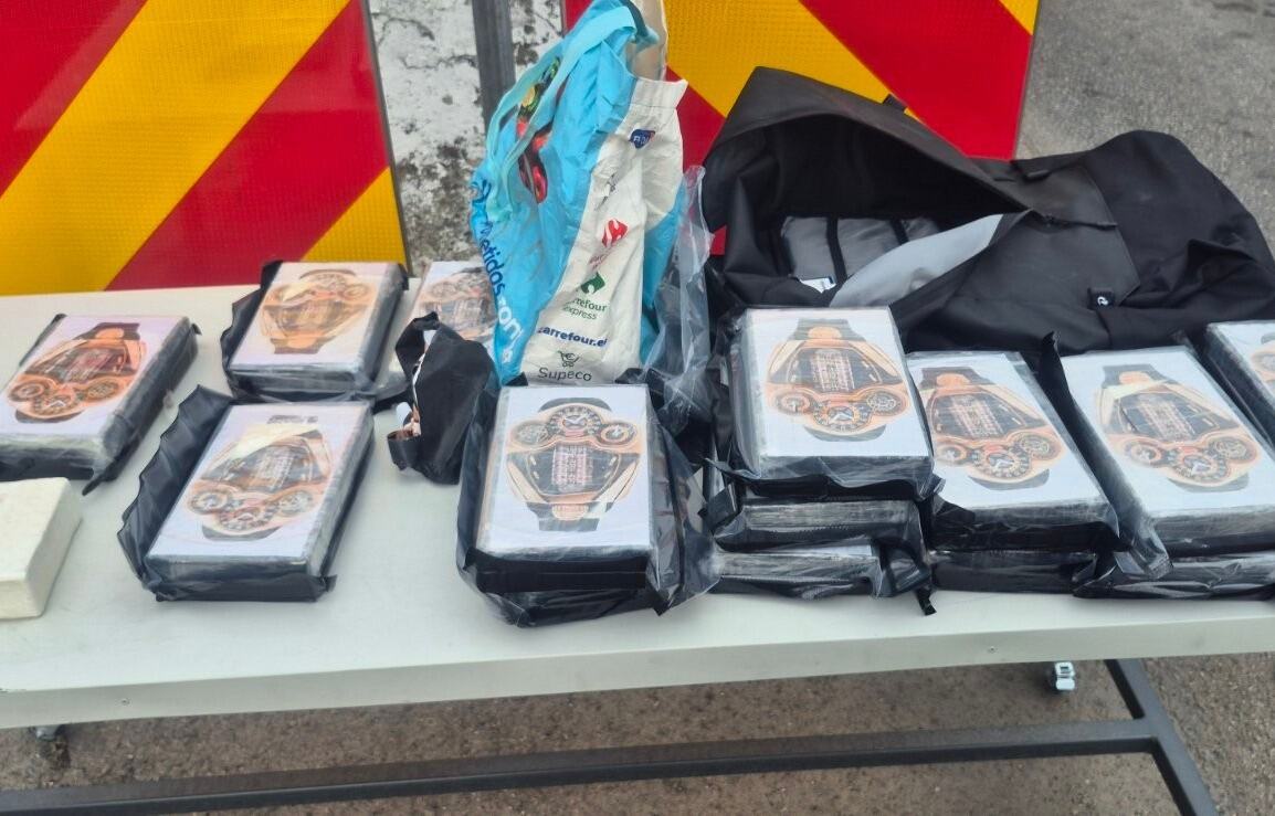 (FOTO/VIDEO) VELIKA ZAPLENA! POLICIJA NA GRANICI PRONAŠLA 17,5 KILOGRAMA KOKAINA! U Bezdanu uhapšen vozač kamiona (57) - evo šta je sve pronađeno kod njega (FOTO/VIDEO) VELIKA ZAPLENA! POLICIJA NA GRANICI PRONAŠLA 17,5 KILOGRAMA KOKAINA! U Bezdanu uhapšen vozač kamiona (57) - evo šta je sve pronađeno kod njega