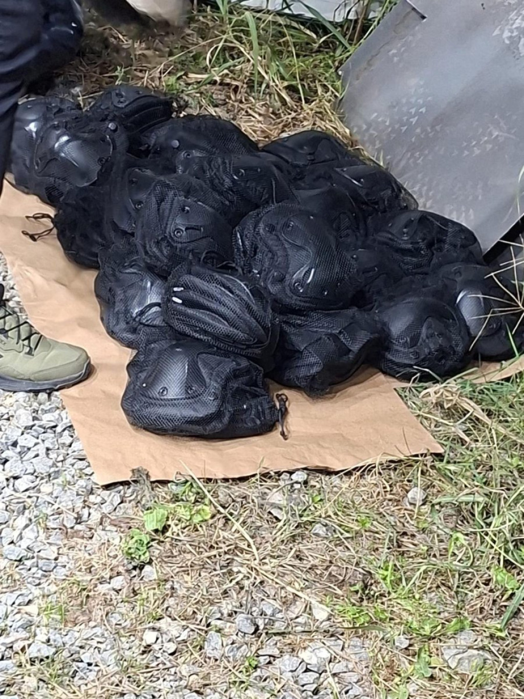 U NOVOM SADU UHAPŠEN JOŠ JEDAN PRIPADNIK VEINOVE GRUPE KOJA JE HTELA DA PRAVI HAOS U BEOGRADU NA IZBORNI DAN! U NOVOM SADU UHAPŠEN JOŠ JEDAN PRIPADNIK VEINOVE GRUPE KOJA JE HTELA DA PRAVI HAOS U BEOGRADU NA IZBORNI DAN!