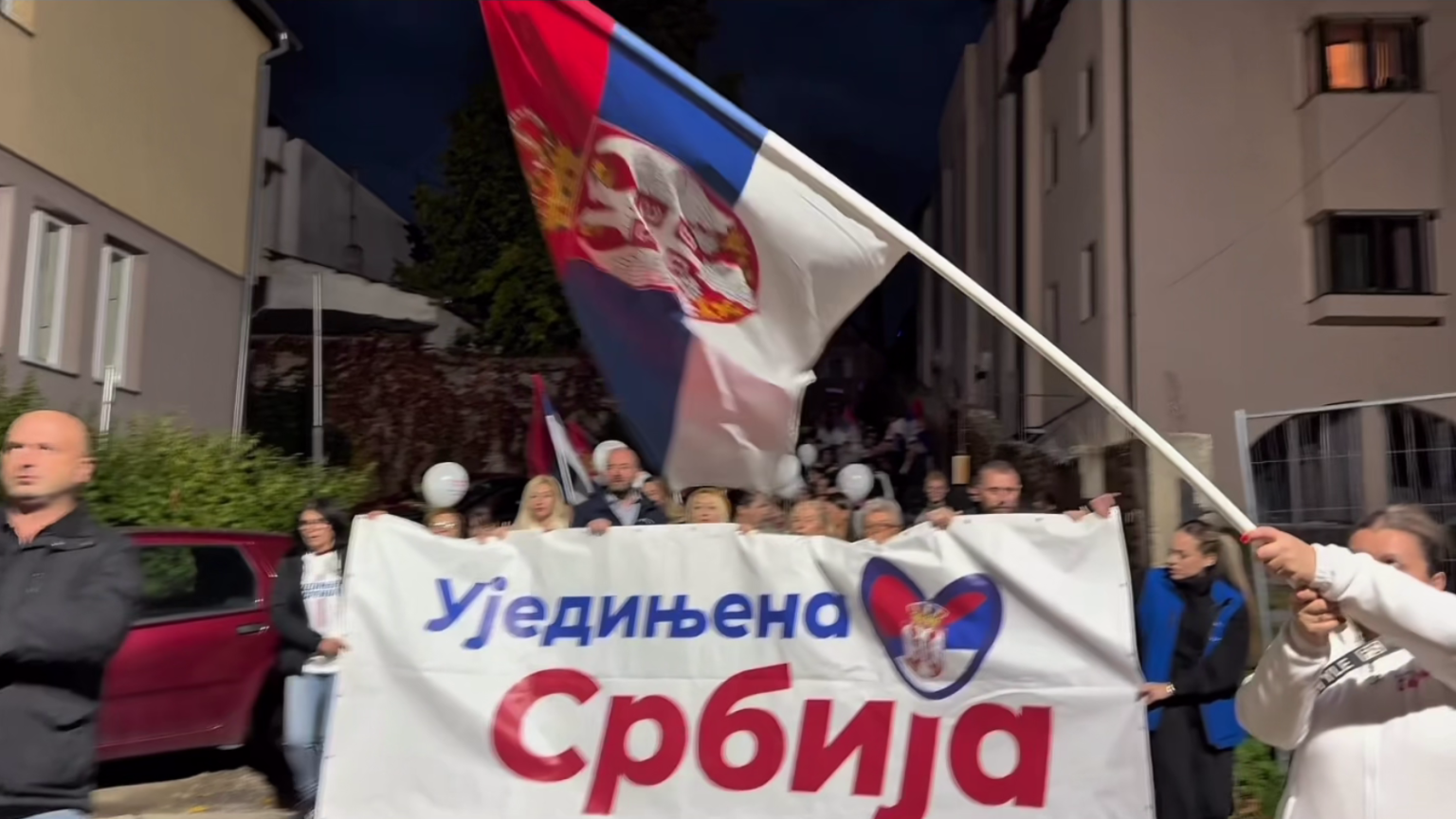 Narod-iz-Sremskih-Karlovaca-izas?ao-da-podrz?i-Vuc?ic?a-Skup-liste-?Aleksandar-Vuc?ic?-Ujedinjena-Srbija"