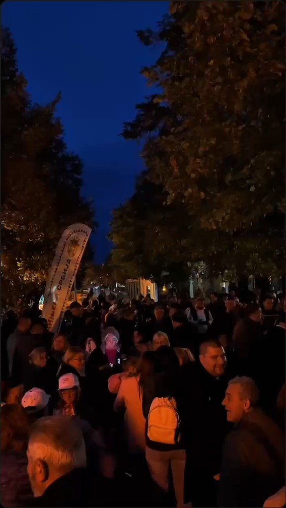 Reka-ljudi-na-ulicama-Indjije-Masovna-podrs?ka-listi-broj-1-i-Aleksandru-Vuc?ic?u!